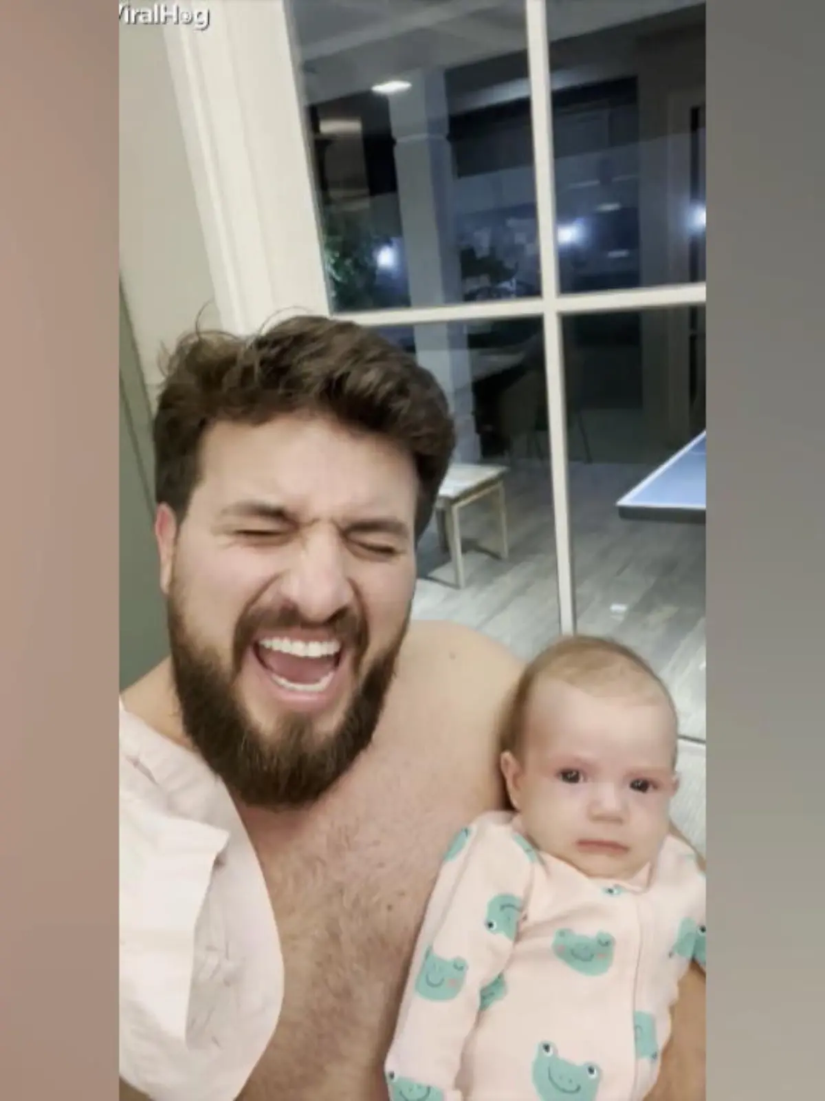 Dieser Vater aus Rondônia (Brasilien) hat seine ganz eigene Erziehungsmethode. Denn um sein schreiendes Baby zu beruhigen, schreit er es selbst an - und es funktioniert.