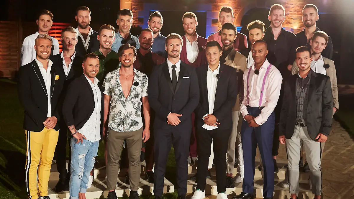 Obere Reihe: Dominic, Kiril, Adrian, Dominik, Simon, Manuel, Lars und  Antonio
Mittlere Reihe: Robert, Pascal, Andreas, Martin, Sam und Daniel
Vordere Reihe: Sebastian, Alexander, Prince Nicolas Puschmann, Robin, John und Marco
 
Die Verwendung des sendungsbezogenen Materials ist nur mit dem Hinweis und Verlinkung auf TVNOW gestattet.