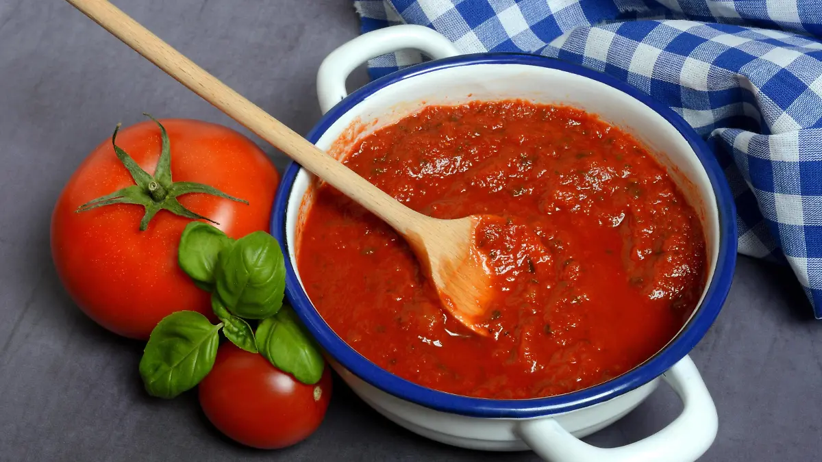 Tomaten und Schale mit Tomatensoße, Sugo, Pastasauce *** Tomatoes and peel with tomato sauce, sugo, pasta sauce Copyright: imageBROKER/JürgenxPfeiffer ibxjpf08202539.jpg  Bitte beachten Sie die gesetzlichen Bestimmungen des deutschen Urheberrechtes hinsichtlich der Namensnennung des Fotografen im direkten Umfeld der Veröffentlichung!