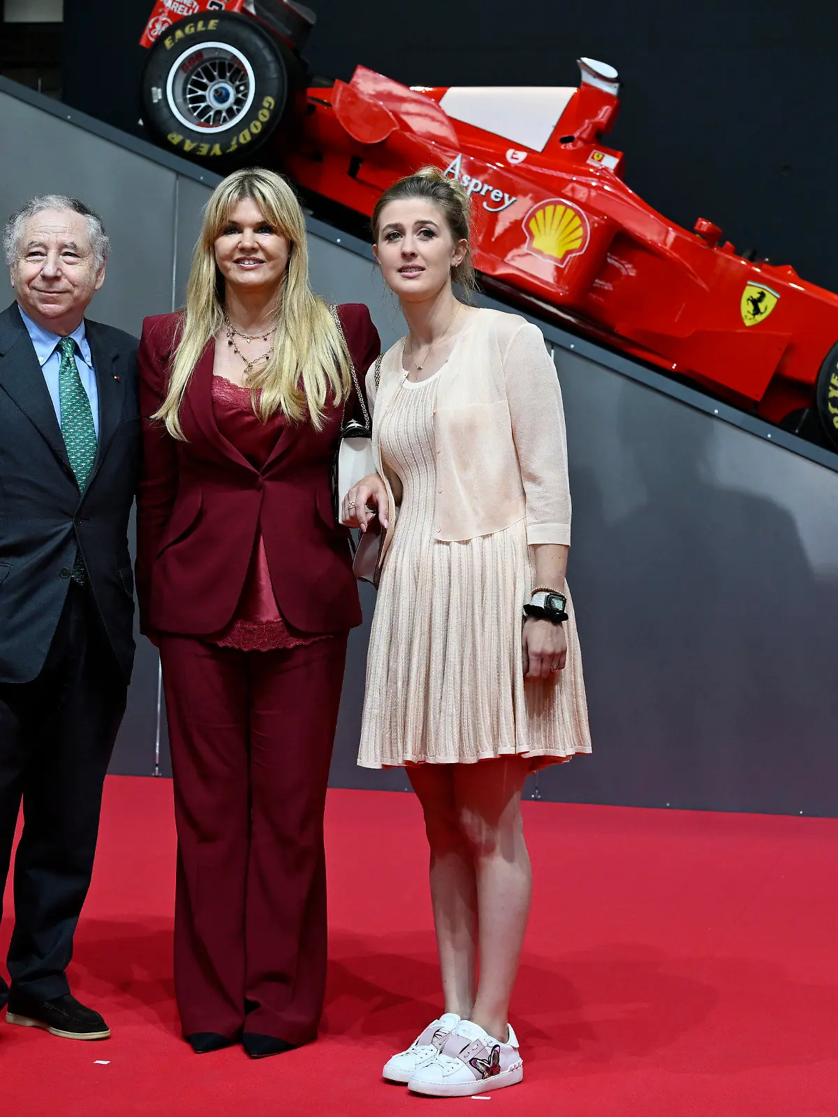 20.07.2022, Nordrhein-Westfalen, Köln: Jean Todt, ehemaliger Formel-1-Teamchef, Schumachers langjähriger Formel-1-Wegbegleiter und guter Freund (l-r), die Frau von Michael Schumacher, Corinna und Tochter Gina, vor der Preisverleihung des Staatspreises von Nordrhein-Westfalen für Michael Schumacher in der MOTORWORLD. Formel-1-Rekordweltmeister Schumacher wird mit dem Staatspreis des Landes Nordrhein-Westfalen ausgezeichnet. Foto: Roberto Pfeil/dpa +++ dpa-Bildfunk +++