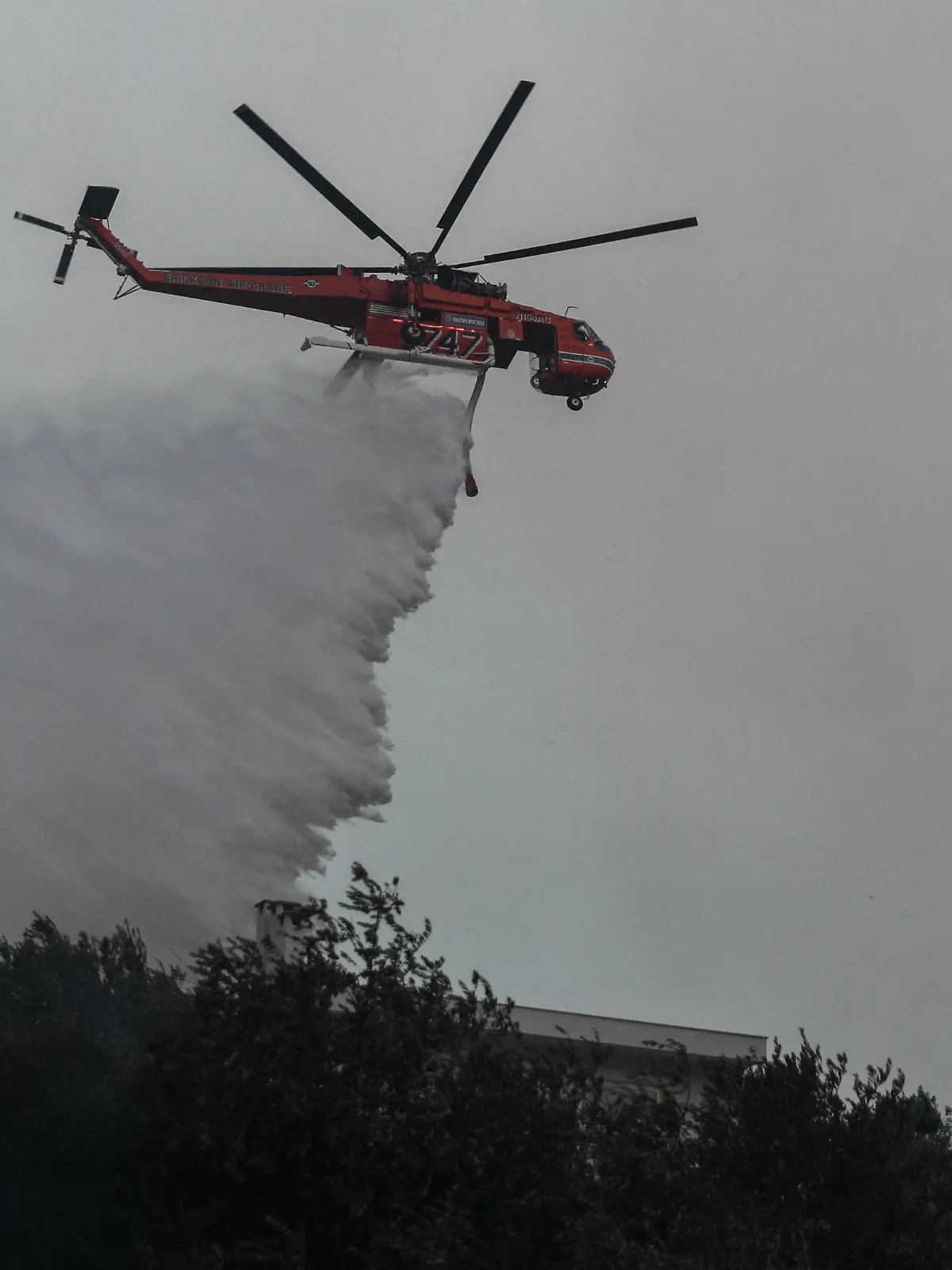  Griechenland - Athen, Feuerwehrleute haben ihre Bemühungen zur Eindämmung eines Lauffeuers wieder aufgenommen, das am Dienstag, 19.07.2022 in der Bergregion Penteli bei Athen ausgebrochen war. Momentaufnahme des Feuers bei Penteli am 20.07.2022. Feuer am Penteli *** Greece Athens, firefighters have resumed efforts to contain a wildfire that broke out in the mountainous region of Penteli near Athens on Tuesday, 19 07 2022 Snapshot of the fire at Penteli on 20 07 2022 Fire at Penteli PUBLICATIONxNOTxINxGRE ANE5647092