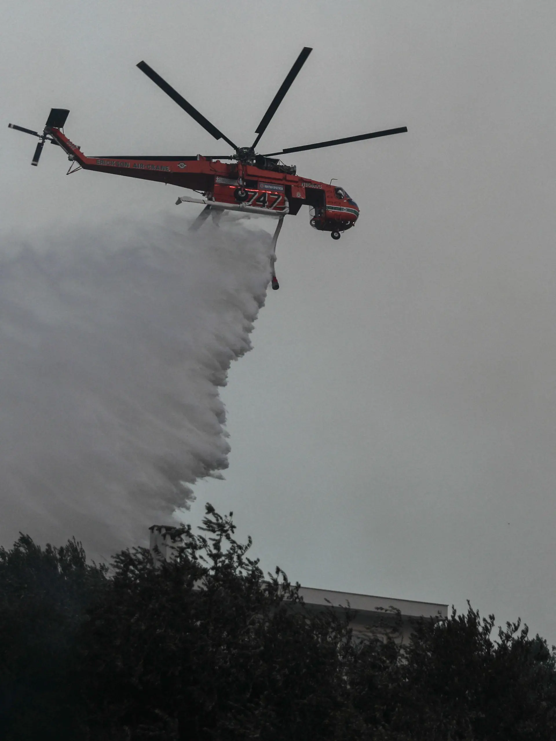  Griechenland - Athen, Feuerwehrleute haben ihre Bemühungen zur Eindämmung eines Lauffeuers wieder aufgenommen, das am Dienstag, 19.07.2022 in der Bergregion Penteli bei Athen ausgebrochen war. Momentaufnahme des Feuers bei Penteli am 20.07.2022. Feuer am Penteli *** Greece Athens, firefighters have resumed efforts to contain a wildfire that broke out in the mountainous region of Penteli near Athens on Tuesday, 19 07 2022 Snapshot of the fire at Penteli on 20 07 2022 Fire at Penteli PUBLICATIONxNOTxINxGRE ANE5647092