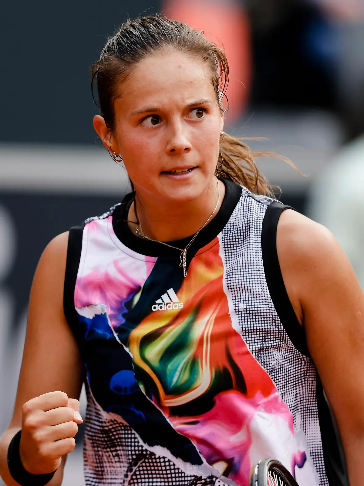 ARCHIV - 17.07.2022, Hamburg: Tennis, WTA-Tour/ATP-Tour, Einzel, Damen, 1. Runde. Siniakova (Tschechien) - Kassatkina (Russland). Darja Kassatkina ballt die Faust. (zu dpa «Russlands beste Tennisspielerin outet sich als homosexuell») Foto: Frank Molter/dpa +++ dpa-Bildfunk +++