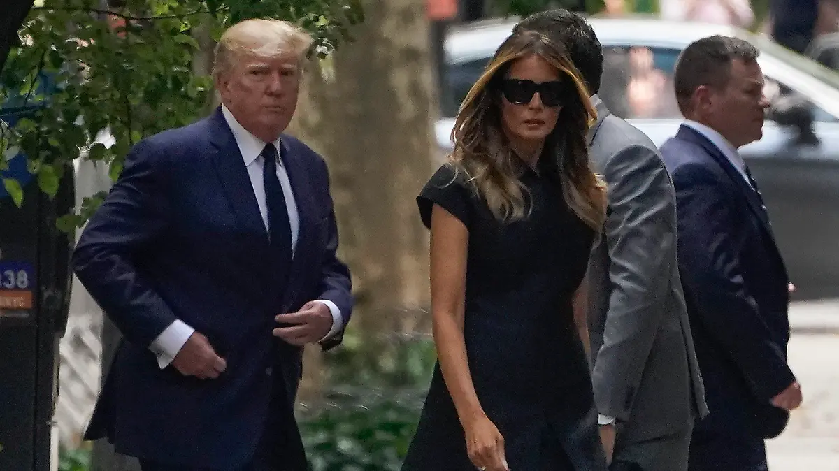 20.07.2022, USA, New York: Donald Trump (l), ehemaliger Präsident der USA, kommt mit Melania Trump zur Beerdigung seiner Ex-Frau Ivana Trump. Ivana Trump, die Ex-Frau des ehemaligen US-Präsidenten Donald Trump, war nach Angaben der Gerichtsmedizin infolge eines Unfalls im Alter von 73 Jahren gestorben. Foto: John Minchillo/AP/dpa +++ dpa-Bildfunk +++