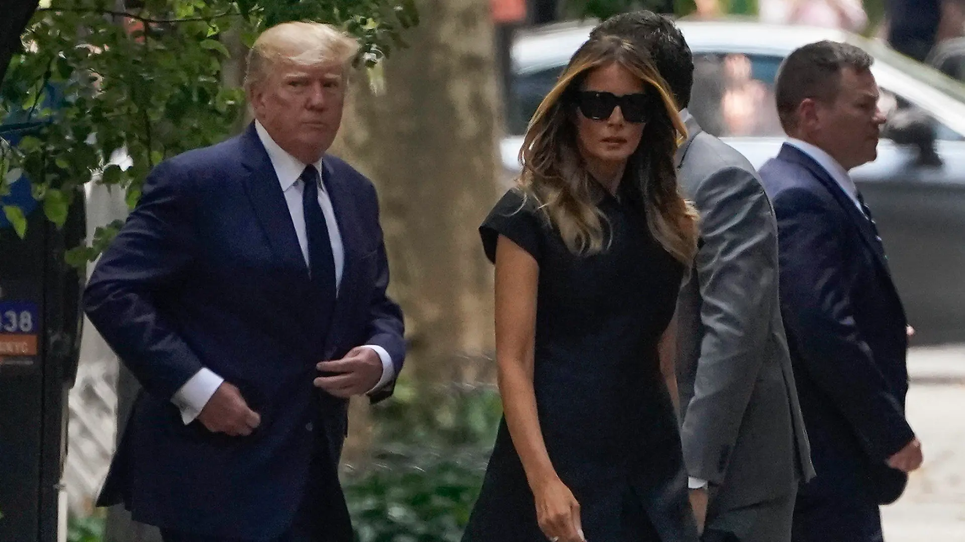 20.07.2022, USA, New York: Donald Trump (l), ehemaliger Präsident der USA, kommt mit Melania Trump zur Beerdigung seiner Ex-Frau Ivana Trump. Ivana Trump, die Ex-Frau des ehemaligen US-Präsidenten Donald Trump, war nach Angaben der Gerichtsmedizin infolge eines Unfalls im Alter von 73 Jahren gestorben. Foto: John Minchillo/AP/dpa +++ dpa-Bildfunk +++