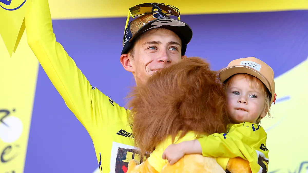 Sport Bilder des Tages Danish Jonas Vingegaard of Jumbo-Visma and his daughter Frida celebrate in the yellow jersey of leader in the overall ranking after stage 20 of the Tour de France cycling race, a 40,7km individual time trial from Lacapelle-Marival to Rocamadour, France, on Saturday 23 July 2022. This year s Tour de France takes place from 01 to 24 July 2022. - UK OUT DAVIDxPINTENS PUBLICATIONxNOTxINxBELxFRAxNED x37753566x