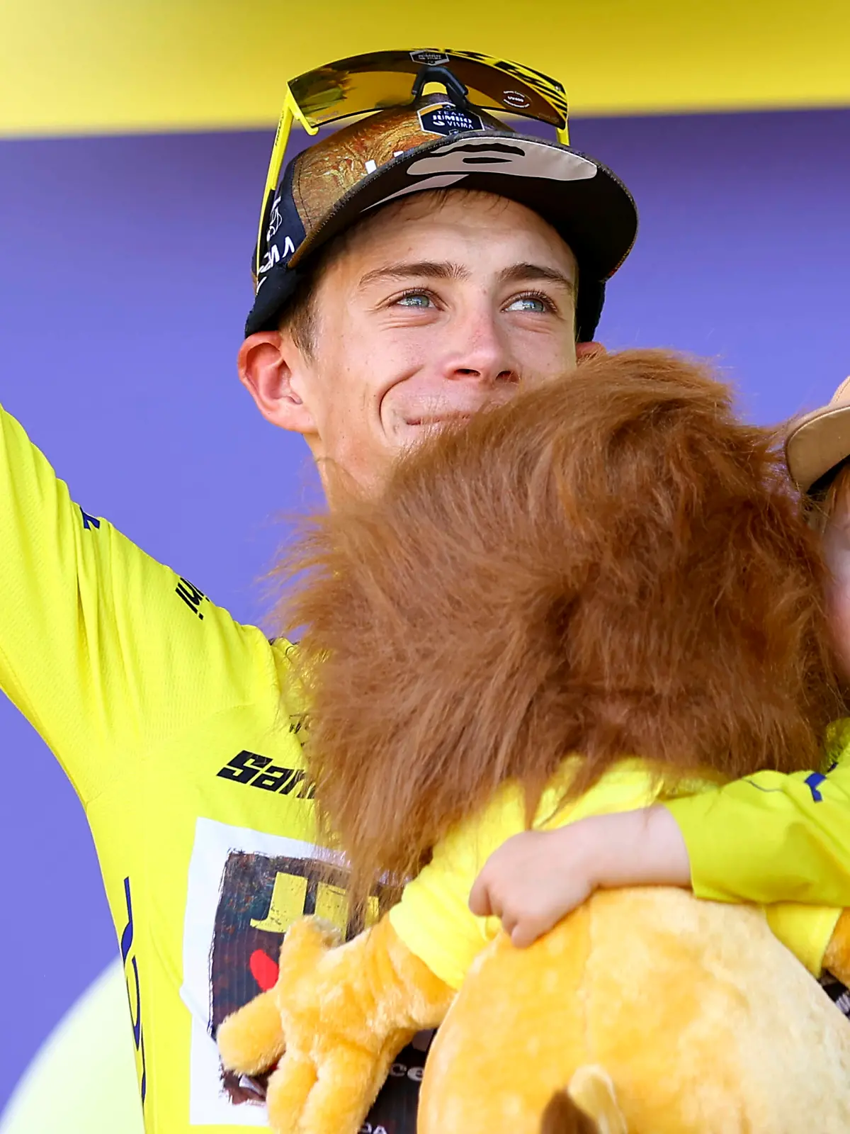 Sport Bilder des Tages Danish Jonas Vingegaard of Jumbo-Visma and his daughter Frida celebrate in the yellow jersey of leader in the overall ranking after stage 20 of the Tour de France cycling race, a 40,7km individual time trial from Lacapelle-Marival to Rocamadour, France, on Saturday 23 July 2022. This year s Tour de France takes place from 01 to 24 July 2022. - UK OUT DAVIDxPINTENS PUBLICATIONxNOTxINxBELxFRAxNED x37753566x
