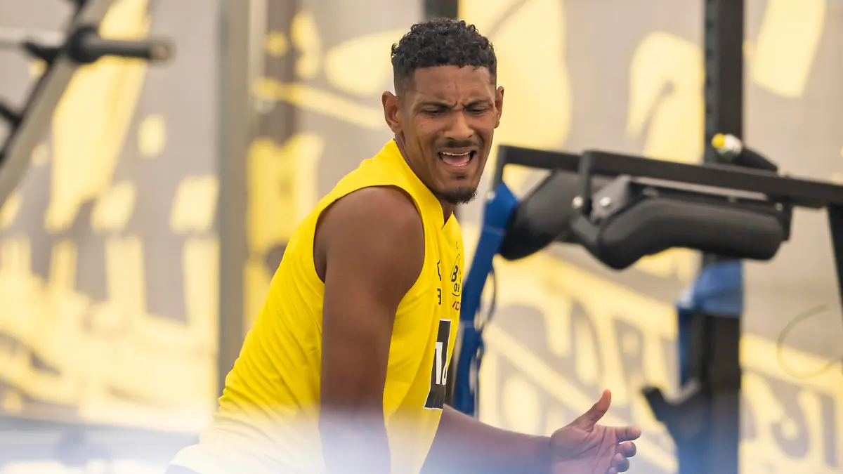  Fußball: Trainingslager von Borussia Dortmund, Saison 2022/2023, Tag 3 auf der Sportanlage Ri-Au in Bad Ragaz. Sebastien Haller sind im Fitnesszelt lauthals zur Musik. *** Soccer training camp of Borussia Dortmund, season 2022 2023, day 3 at the sports facility Ri Au in Bad Ragaz Sebastien Haller are in the fitness tent loudly to the music Copyright: xKirchner/DavidxInderliedx