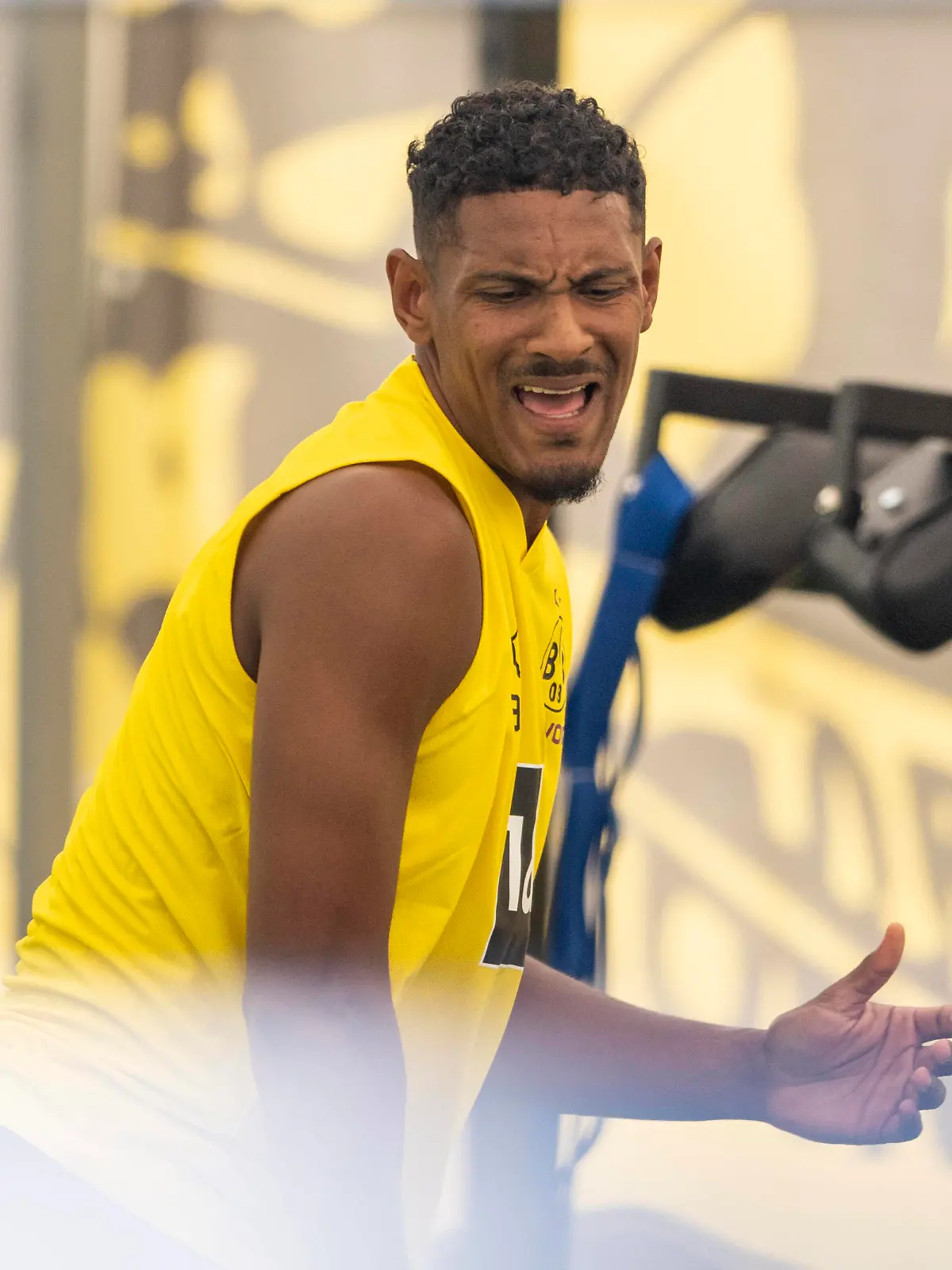  Fußball: Trainingslager von Borussia Dortmund, Saison 2022/2023, Tag 3 auf der Sportanlage Ri-Au in Bad Ragaz. Sebastien Haller sind im Fitnesszelt lauthals zur Musik. *** Soccer training camp of Borussia Dortmund, season 2022 2023, day 3 at the sports facility Ri Au in Bad Ragaz Sebastien Haller are in the fitness tent loudly to the music Copyright: xKirchner/DavidxInderliedx