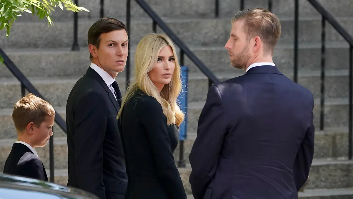 20.07.2022, USA, New York: Eric Trump (l-r), Sohn des ehemaligen US-Präsidenten Trump und Ivana Trump, Ivanka Trump, Tochter des ehemaligen US-Präsidenten Trump und Ivana Trump, und Jared Kushner, Ehemann von Ivanka Trump, kommen zur Beerdigung von Ivana Trump. Ivana Trump, die Ex-Frau des ehemaligen US-Präsidenten Donald Trump, ist nach Angaben der Gerichtsmedizin infolge eines Unfalls im Alter von 73 Jahren gestorben. Foto: John Minchillo/AP/dpa +++ dpa-Bildfunk +++