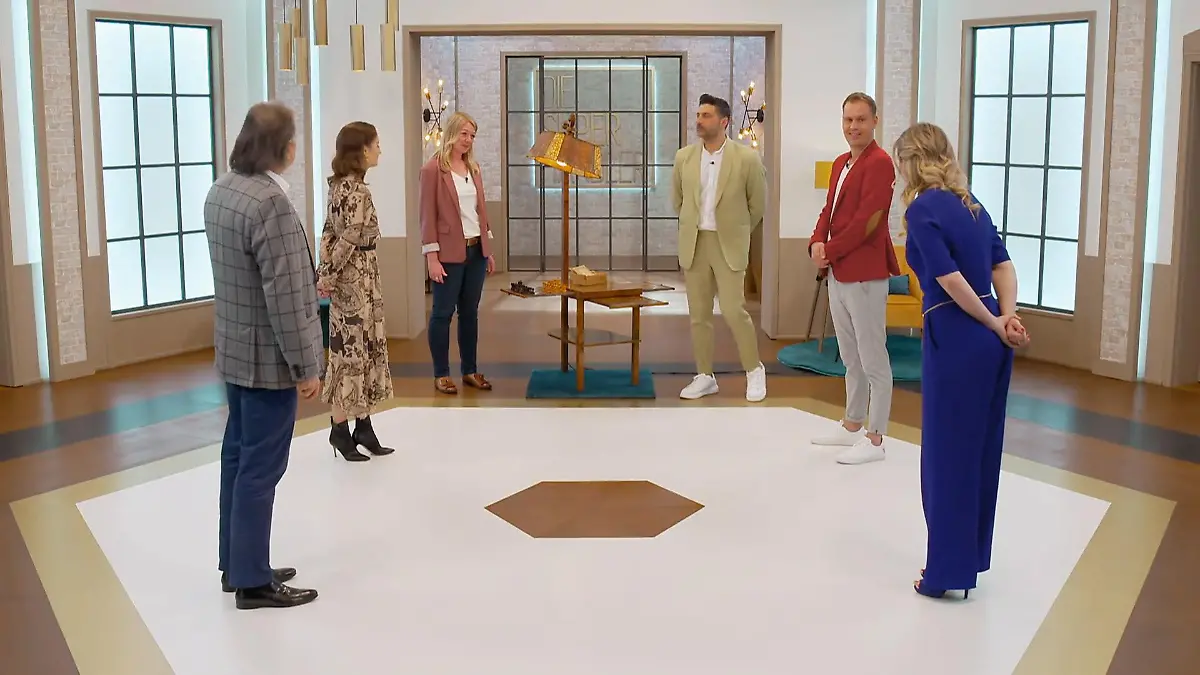 Katharina verkauft ihren Holzspieltisch Gerettet vom Sperrmüll