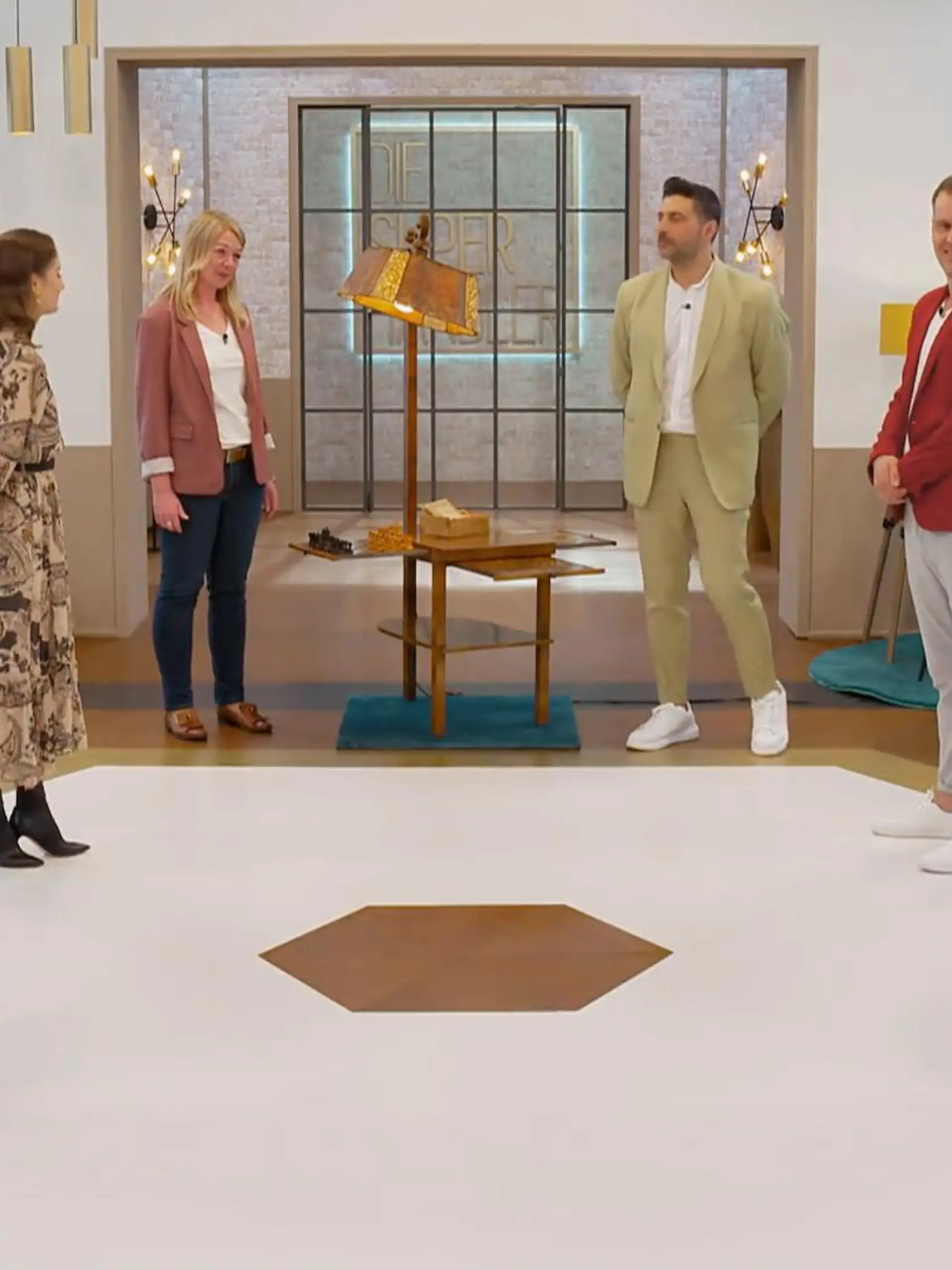 Bild zu: "Katharina verkauft ihren Holzspieltisch"