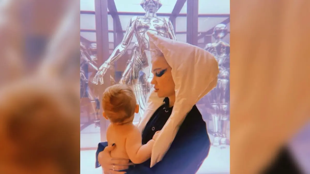 Grimes postet Video mit ihrem Sohn Seltenes Video: