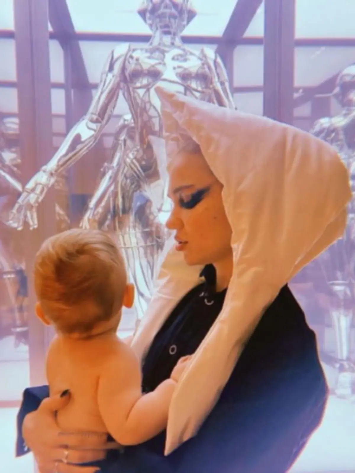 Bild zu: "Grimes postet Video mit ihrem Sohn"