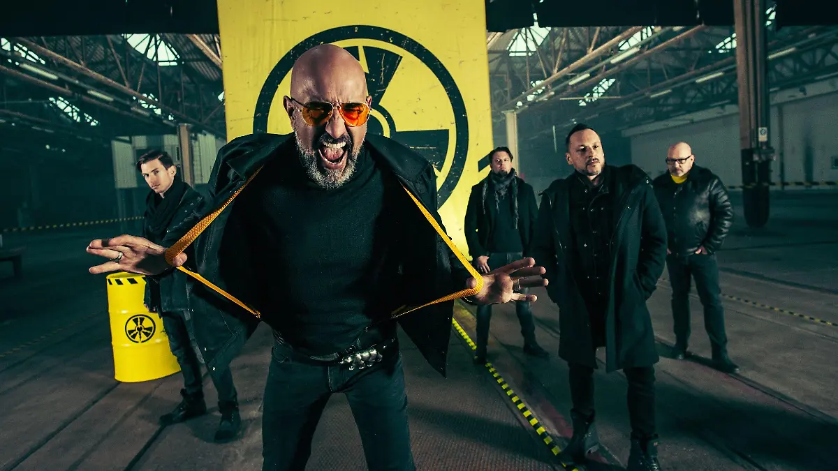 Alexander Wesselsky (vorne) sprach mit uns über das neue "Eisbrecher"-Album "Liebe macht Monster".