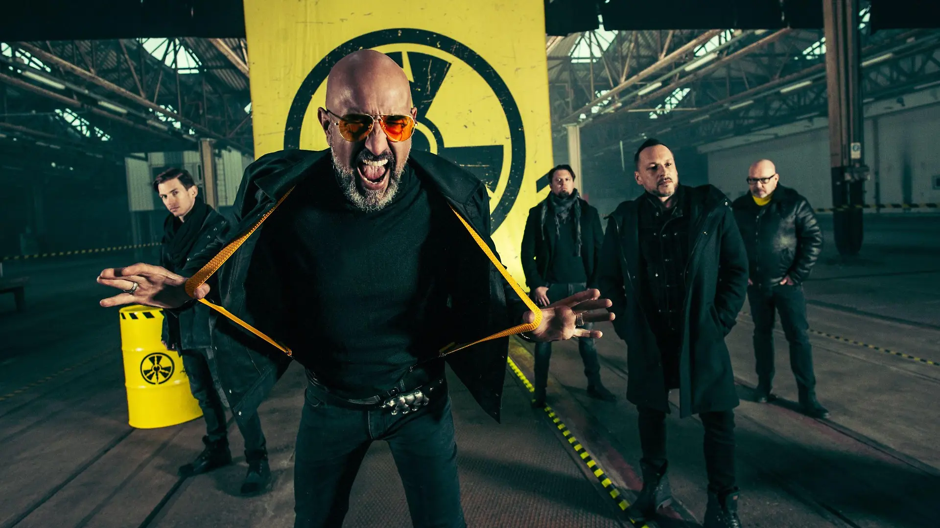 Alexander Wesselsky (vorne) sprach mit uns über das neue "Eisbrecher"-Album "Liebe macht Monster".