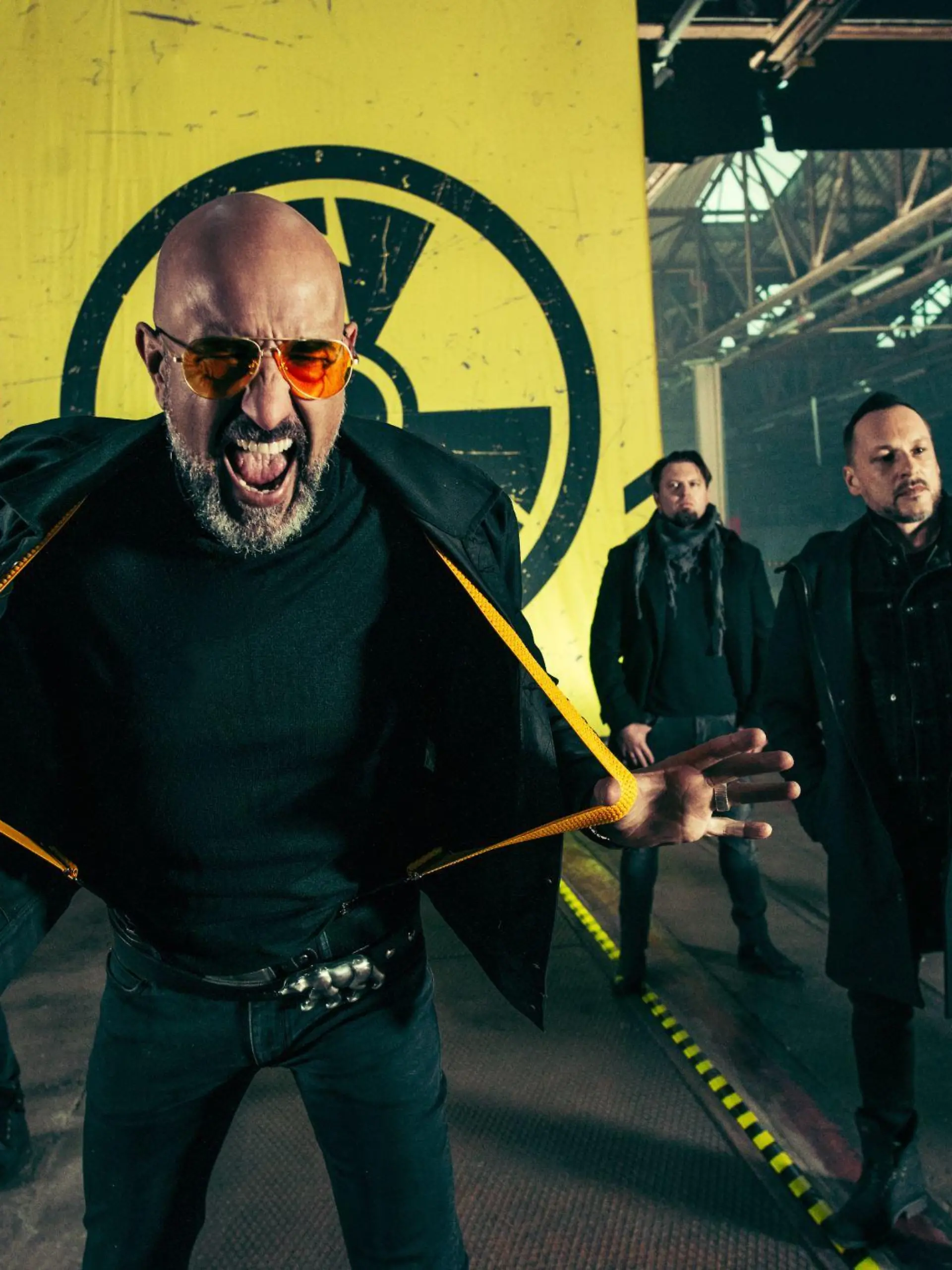 Alexander Wesselsky (vorne) sprach mit uns über das neue "Eisbrecher"-Album "Liebe macht Monster".