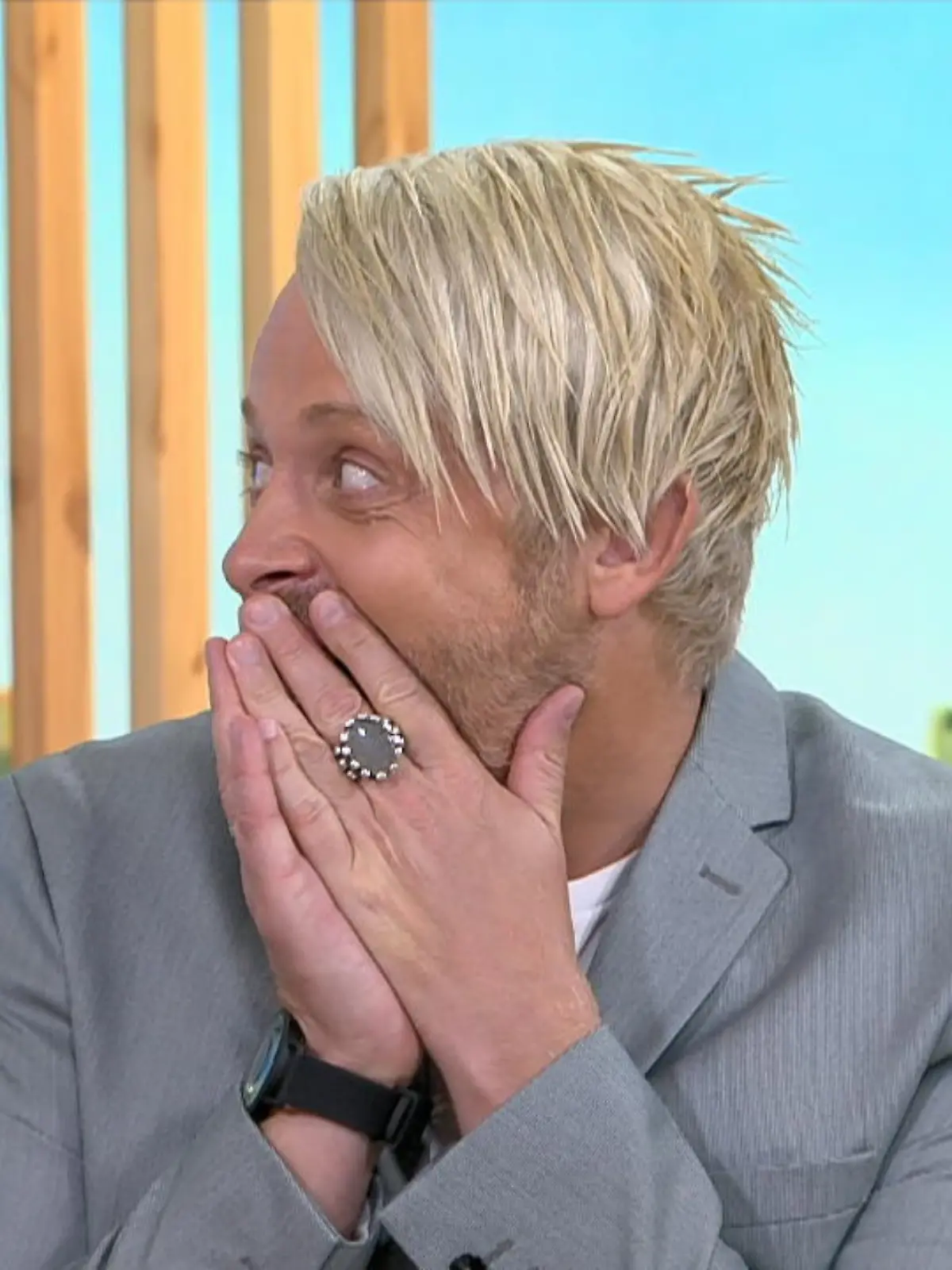Bild zu: "Ross Antony wird von seiner Schwester überrascht"