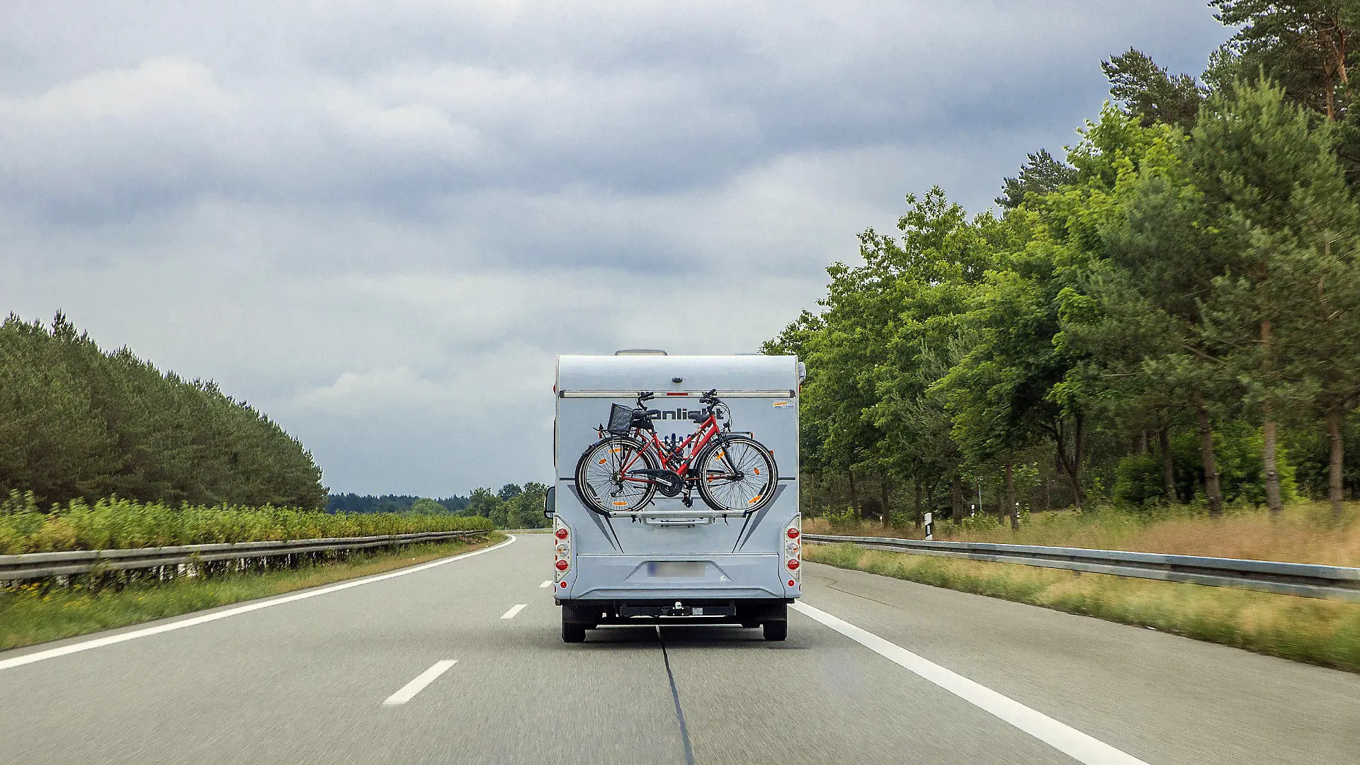 19.06.2020, Mecklenburg-Vorpommern, Hagenow: Ein Wohnmobil mit Fahrrädern am Heck fährt auf der Autobahn A24. Als erstes der 16 deutschen Bundesländer geht Mecklenburg-Vorpommern am Freitag in die großen Ferien. Dabei steht das Land an der Ostseeküste jetzt mit seinen rund 1,6 Millionen Einwohnern als deutsches Urlaubsziel Nr. 1 für Familien im Blickpunkt der gesamten Urlaubsbranche wegen der weiter bestehenden Beschränkungen aufgrund der Corona-Pandemie. Foto: Jens Büttner/dpa-Zentralbild/dpa +++ dpa-Bildfunk +++