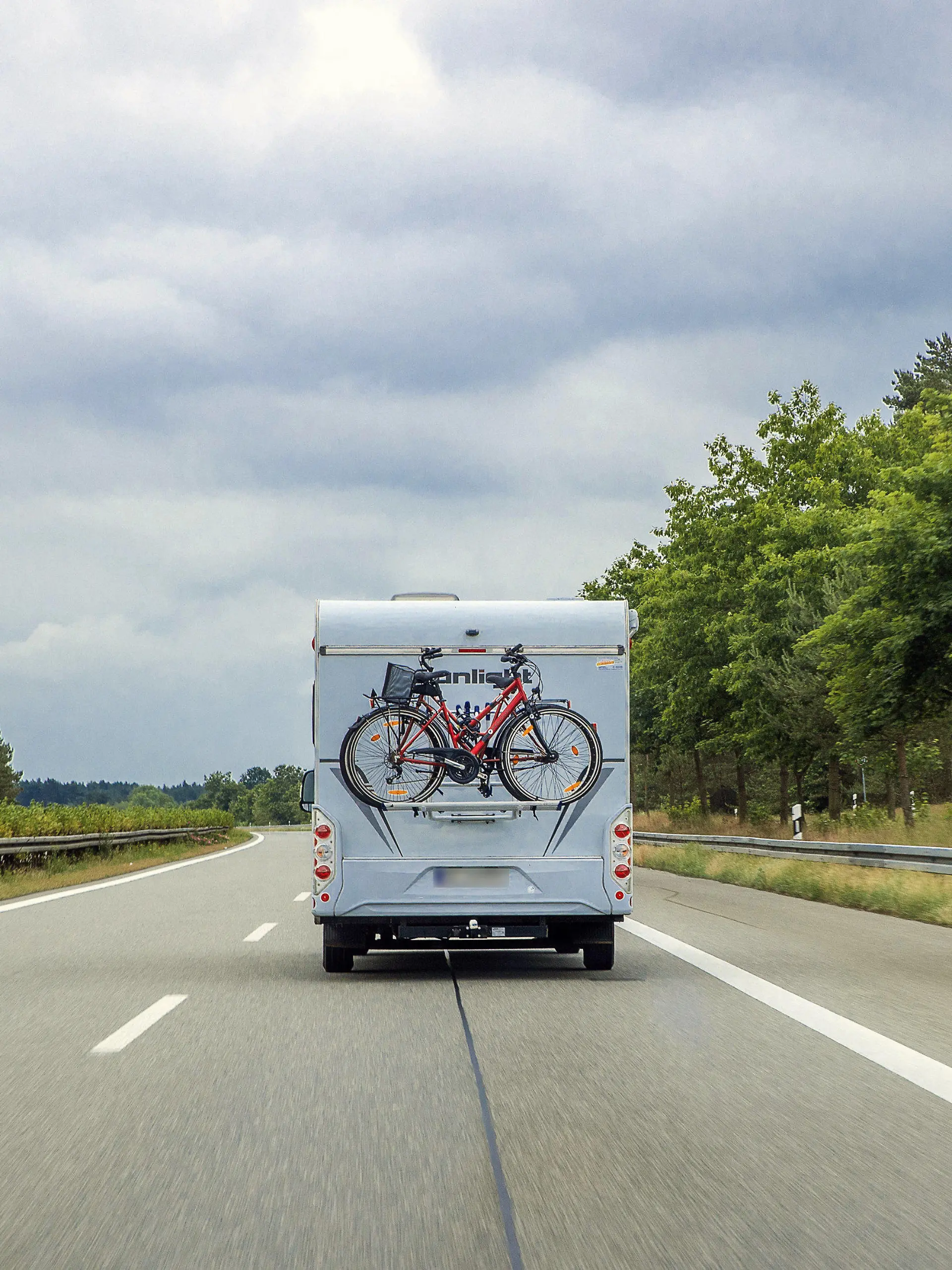 19.06.2020, Mecklenburg-Vorpommern, Hagenow: Ein Wohnmobil mit Fahrrädern am Heck fährt auf der Autobahn A24. Als erstes der 16 deutschen Bundesländer geht Mecklenburg-Vorpommern am Freitag in die großen Ferien. Dabei steht das Land an der Ostseeküste jetzt mit seinen rund 1,6 Millionen Einwohnern als deutsches Urlaubsziel Nr. 1 für Familien im Blickpunkt der gesamten Urlaubsbranche wegen der weiter bestehenden Beschränkungen aufgrund der Corona-Pandemie. Foto: Jens Büttner/dpa-Zentralbild/dpa +++ dpa-Bildfunk +++