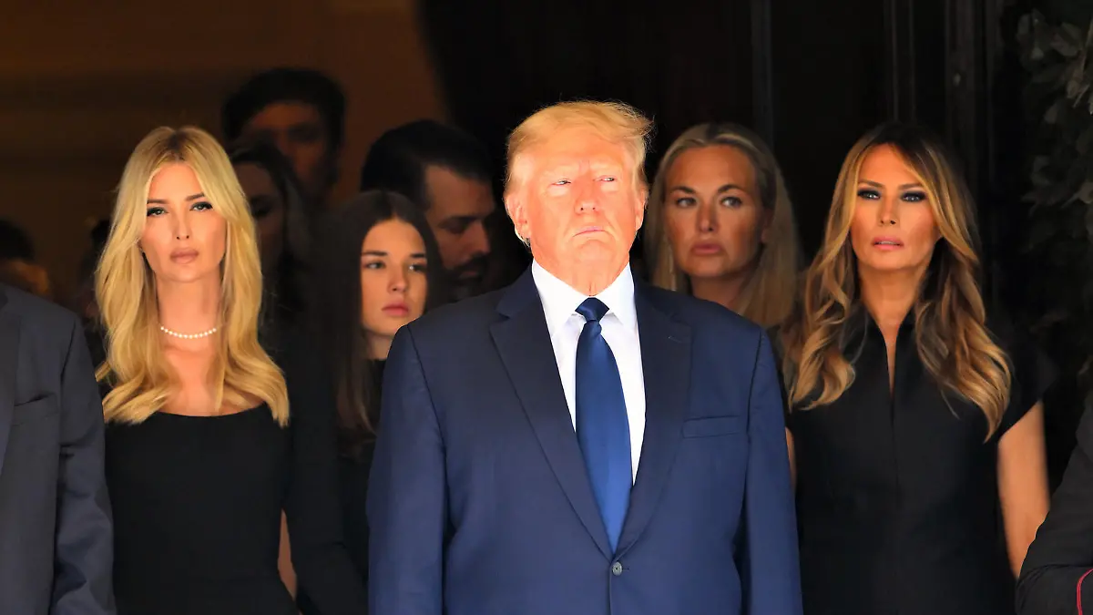 Donald Trump Melania Trump Ivanka Trump and Husband Jared Kushner Eric Trump and Donald Trump Jr saying the last good bye to Ivana Trump at Frank Campbell Funeral home in New York City
Pictured: Donald Trump,Melania Trump,Ivanka Trump Eric Trump
Ref: SPL5327612 200722 NON-EXCLUSIVE
Picture by: Elder Ordonez / SplashNews.com


World Rights, No Poland Rights, No Portugal Rights, No Russia Rights
