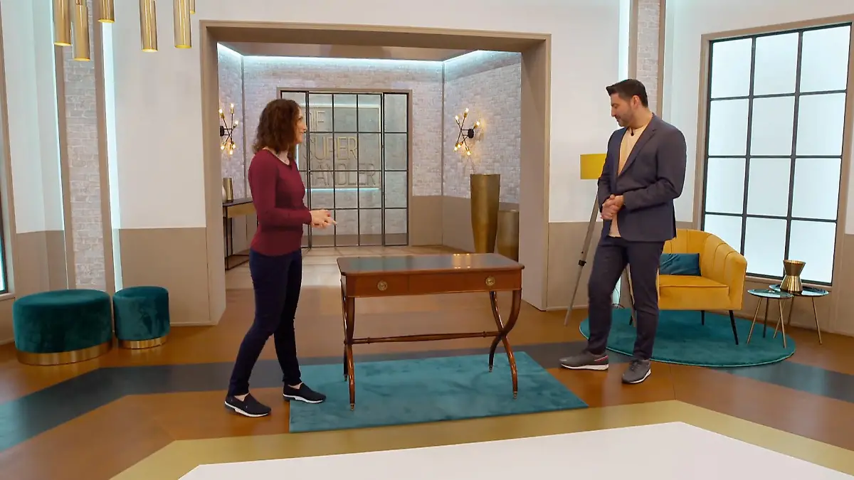 Irina verkauft einen Damenschreibtisch Wer hat Interesse?