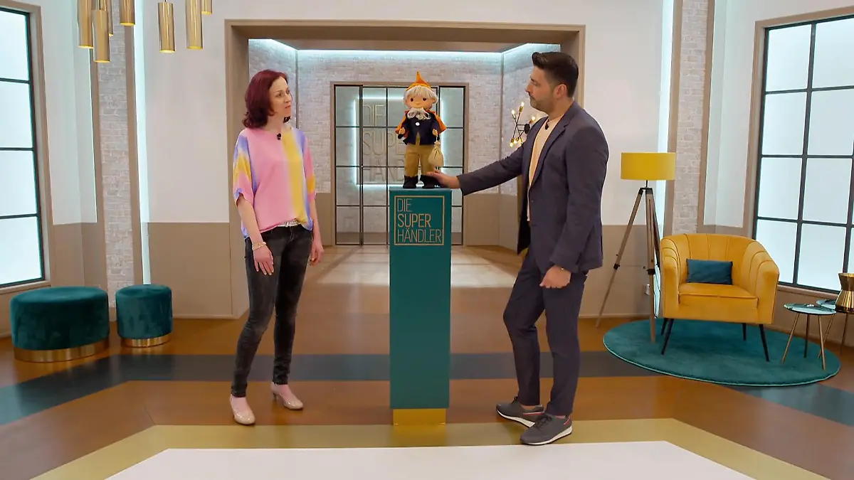 Nancy bietet ihr DDR-Sandmännchen an Wer greift zu?