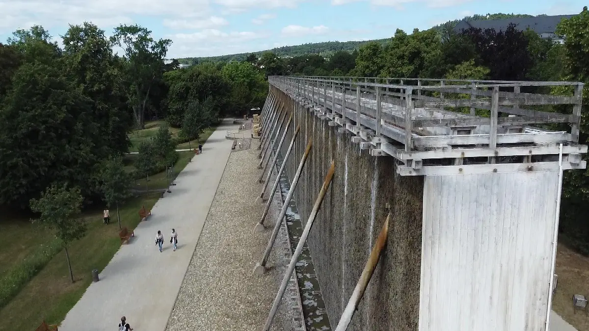 10 Meter ist das Bad Nauheimer Gradierwerk - und schafft hier eine frische Meeresbrise nicht nur für Kurgäste.
