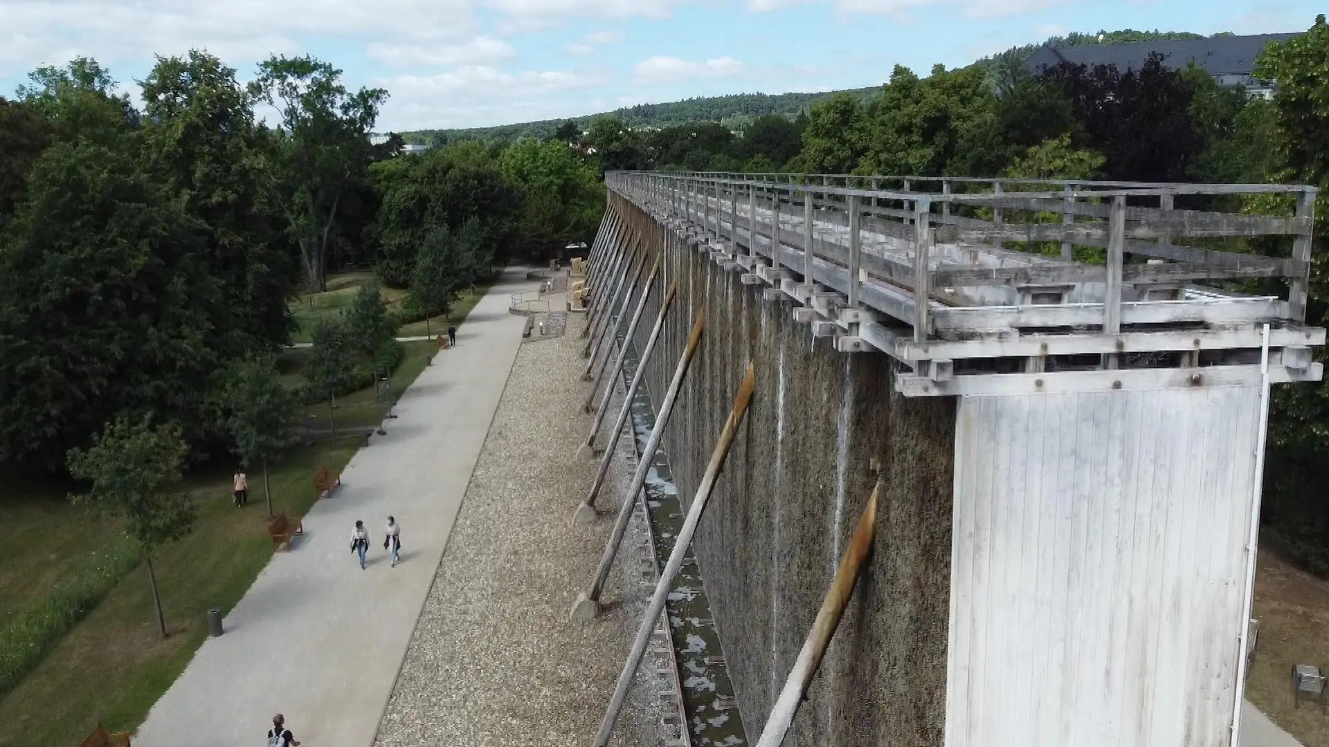 10 Meter ist das Bad Nauheimer Gradierwerk - und schafft hier eine frische Meeresbrise nicht nur für Kurgäste.