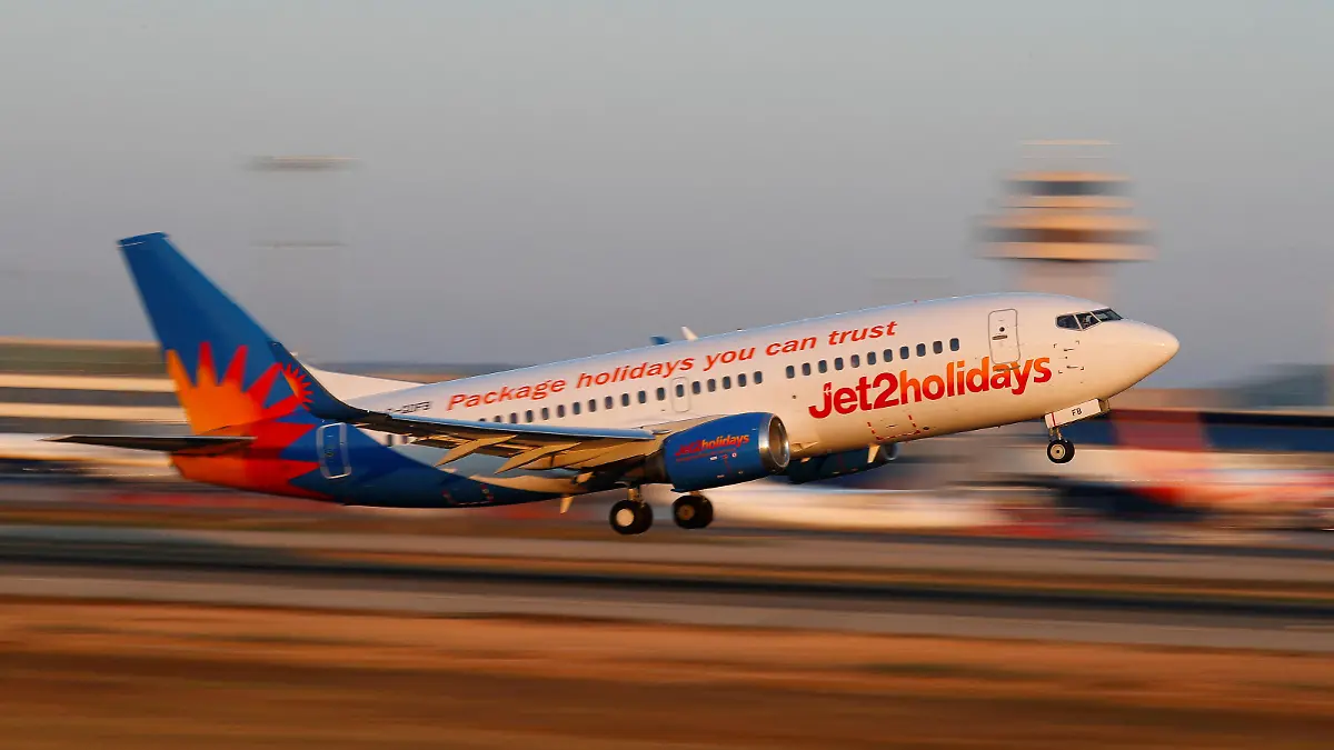 FILE PHOTO: A Jet2 Boeing 737-300 airplane takes off from the airport in Palma de Mallorca, Spain, July 29, 2018. Picture taken July 29, 2018. REUTERS/Paul Hanna/File Photo