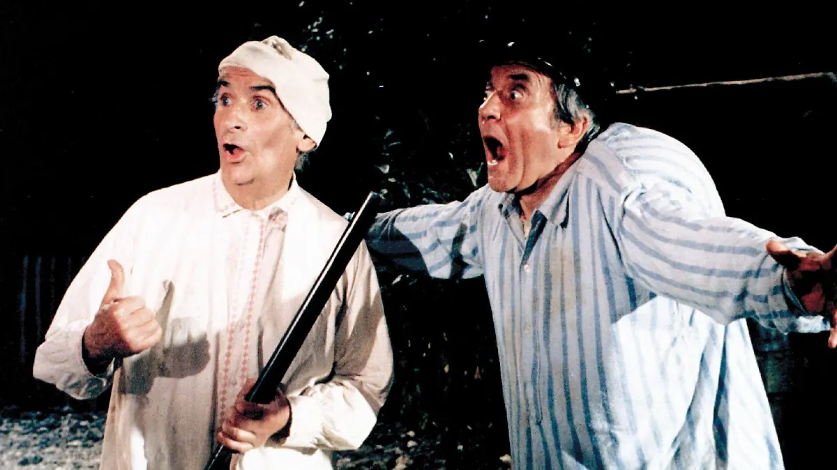 Claude (Louis de Funes, li.) wird von einem merkwürdigen Geräusch aufgeweckt. Sofort macht er sich auf den Weg zu seinem Nachbarn (Jean Carmet), mit dem er gemeinsam Ursachenforschung betreiben will.