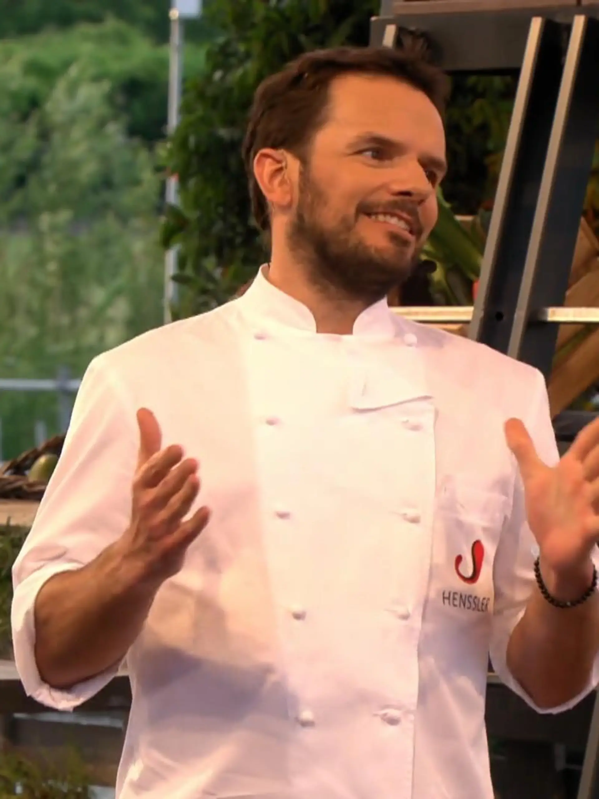 Bild zu: "Steffen Henssler kommt mit einer Fußverletzung auf die Bühne."
