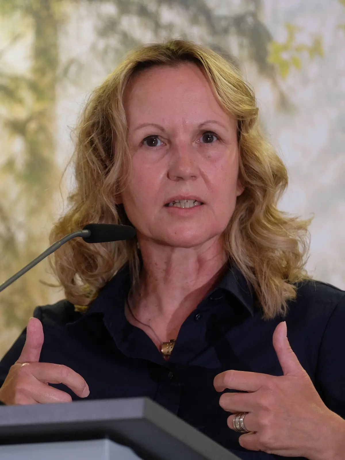 09.07.2022, Sachsen-Anhalt, Halle: Steffi Lemke (Grüne), Bundesumweltministerin, spricht beim Landesparteitag der Grünen Sachsen-Anhalt. Unter dem Motto ·Mit Sicherheit: Sachsen-Anhalt· wollen die Parteimitglieder über die Sicherheitslage und über die Versorgungssicherheit im Bundesland diskutieren. Foto: Sebastian Willnow/dpa +++ dpa-Bildfunk +++