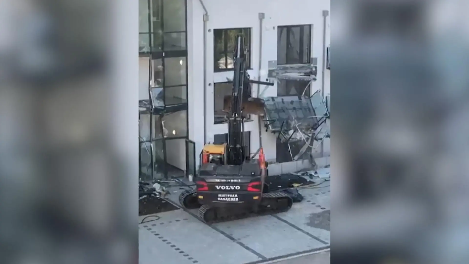 Mann zerstört Neubau mit Bagger Aus Rache