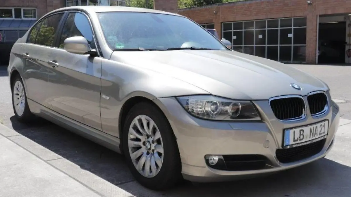 BMW 320 mit Kennzeichen