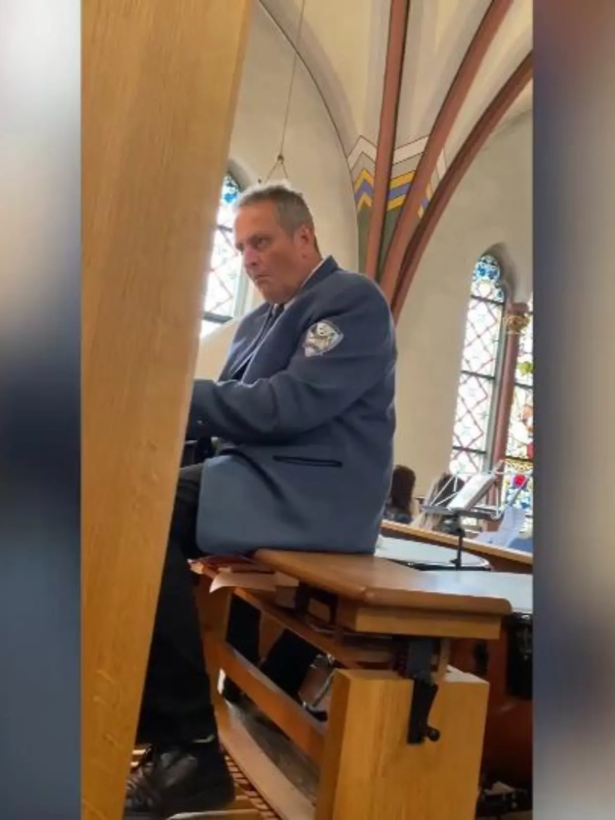 Der sonntägliche Kirchenbesuch mal anders: Statt für andächtiger Stimmung sorgt Organist Jürgen Poggel bei einer Messe auf dem Schützenfest in Welschen Ennest am 10. Juli für Ballermann-Stimmung unter den Gläubigen – indem er den Partyhit „Layla“ auf der Orgel spielt. Damit wird er jetzt zur Sensation im Netz. Wie kam es zu dem skurrilen Auftritt, auf den jetzt sogar der Hit-Produzent Ikke Hüftgold selbst aufmerksam wurde? Jürgen Poggel hat uns die ganze Geschichte erzählt.