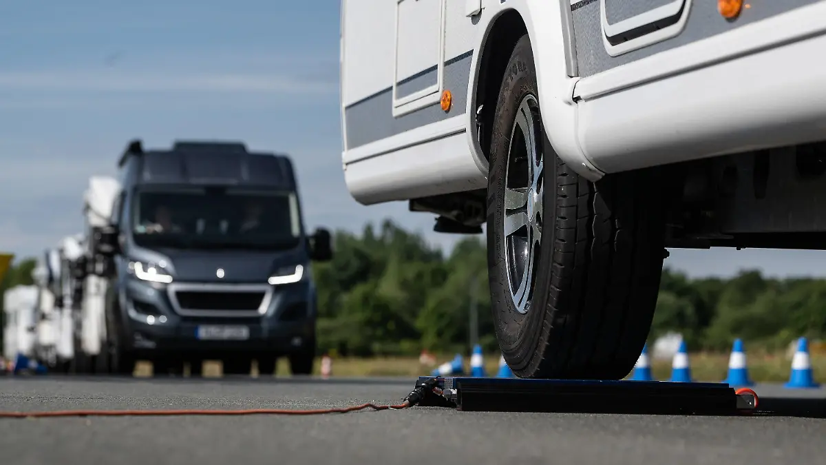 26.06.2022, Niedersachsen, Laatzen: Ein Wohnmobil steht bei einer Wiegeaktion für Wohnmobile auf einer Waage. Der ADAC Niedersachsen / Sachsen-Anhalt informiert während seiner «ADAC-Camping-Days» über das Leergewicht und die mögliche Zuladung von Fahrzeugen. Foto: Swen Pförtner/dpa +++ dpa-Bildfunk +++