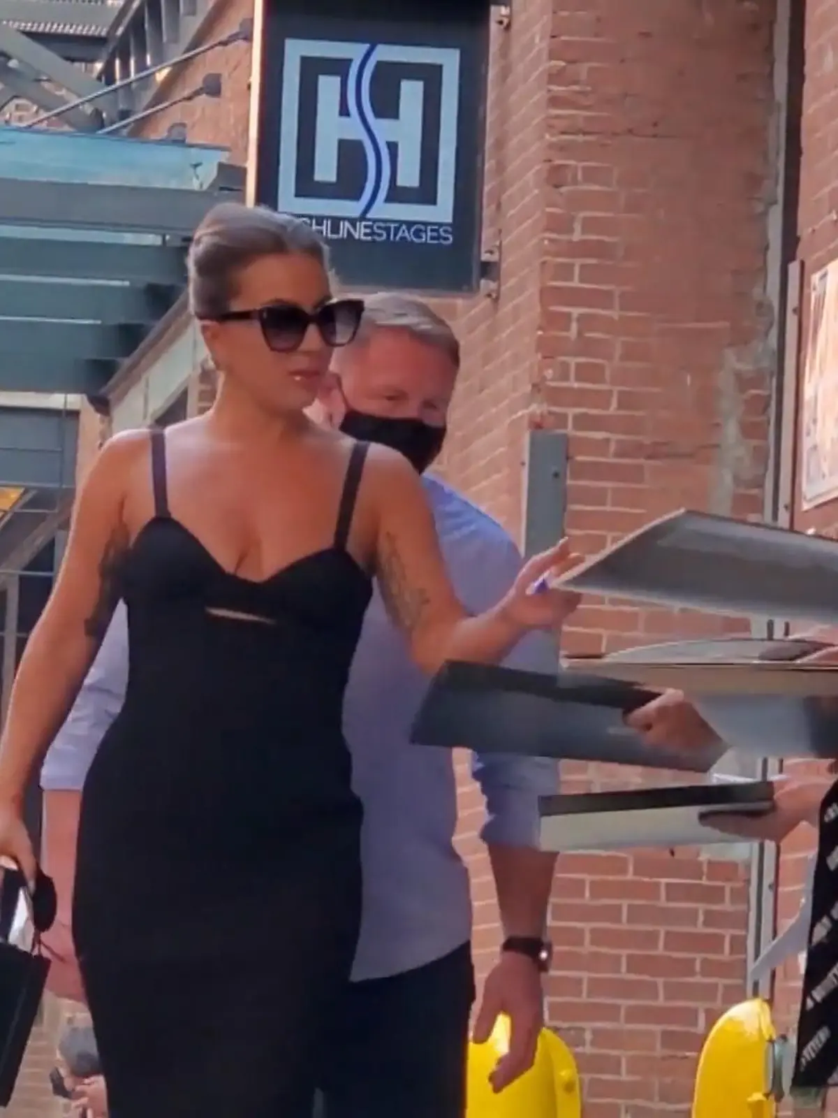 Bild zu: "Lady Gaga stolziert mit Monster-High-Heels die Straße lang"