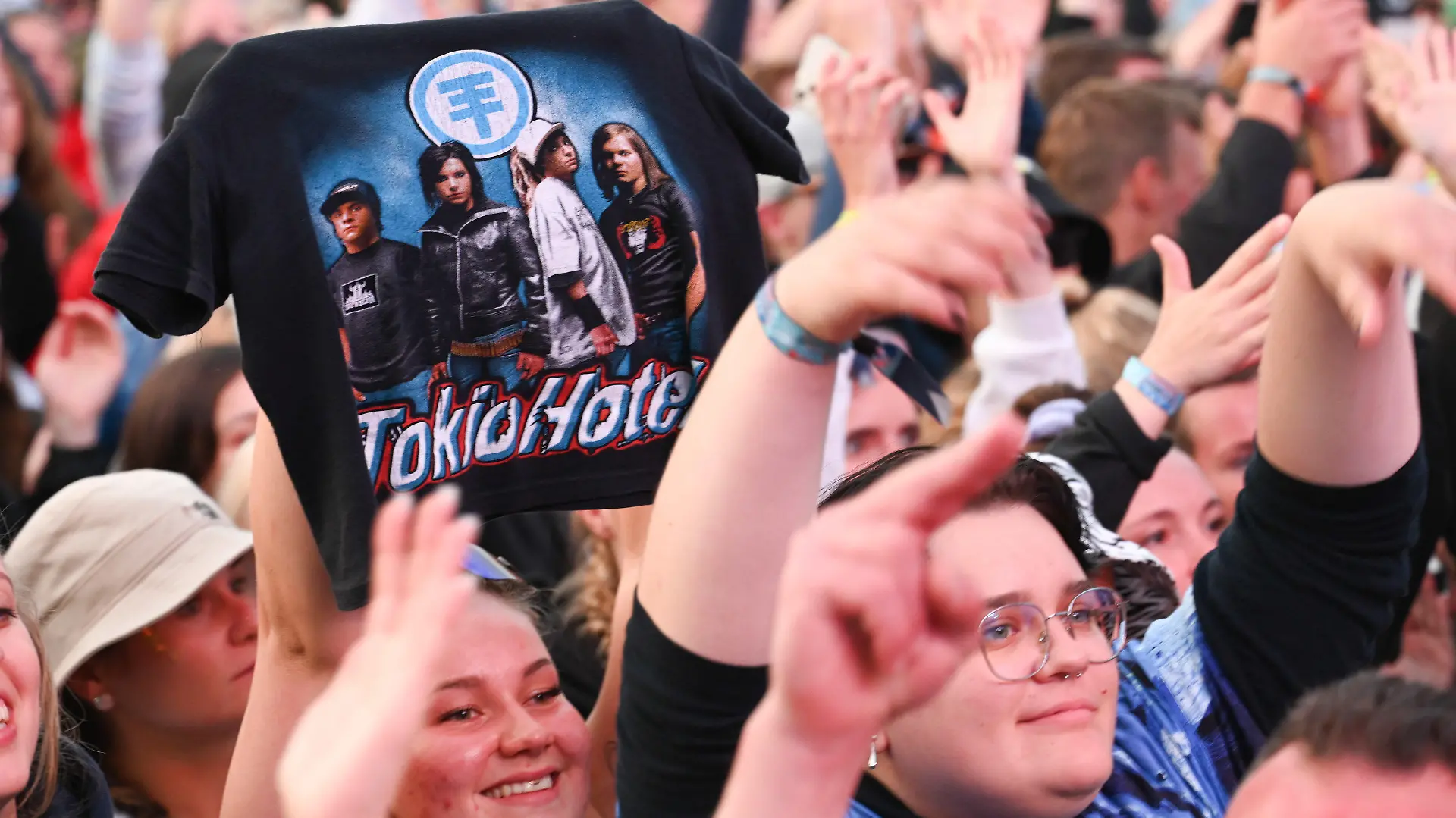 21.07.2023, Niedersachsen, Nordholz: Ein Fan der Band «Tokio Hotel» hält ein T-Shirt hoch. Foto: Lars Penning/dpa +++ dpa-Bildfunk +++