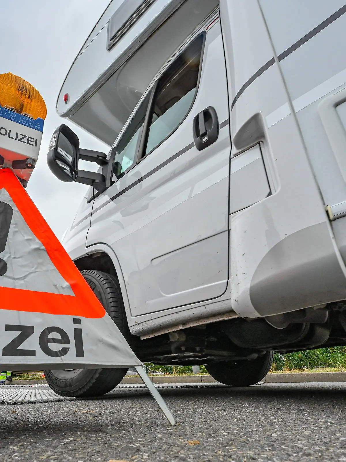 08.07.2022, Brandenburg, Duben: Bei einer Polizeikontrolle zum Reiseverkehr an der Tank- und Rastanlage Berstetal an der Autobahn 13 in Richtung Berlin muss ein Wohnmobil über eine mobile Waage fahren. Die Ferien haben in vielen Ländern begonnen. Europaweit finden aus diesem Anlass verstärkte polizeiliche Kontrollen statt, an denen sich auch in diesem Jahr die Polizei des Landes Brandenburg beteiligt. Im Zeitraum vom 07. Juli bis 20. August 2022 wird die Polizei in Brandenburg verstärkt Verkehrskontrollen bei Wohnmobilen, Fahrzeugen mit Wohnanhängern sowie den Fahrzeugen, die deutlich als Ferienreiseverkehr erkennbar sind, durchführen. Foto: Patrick Pleul/dpa +++ dpa-Bildfunk +++