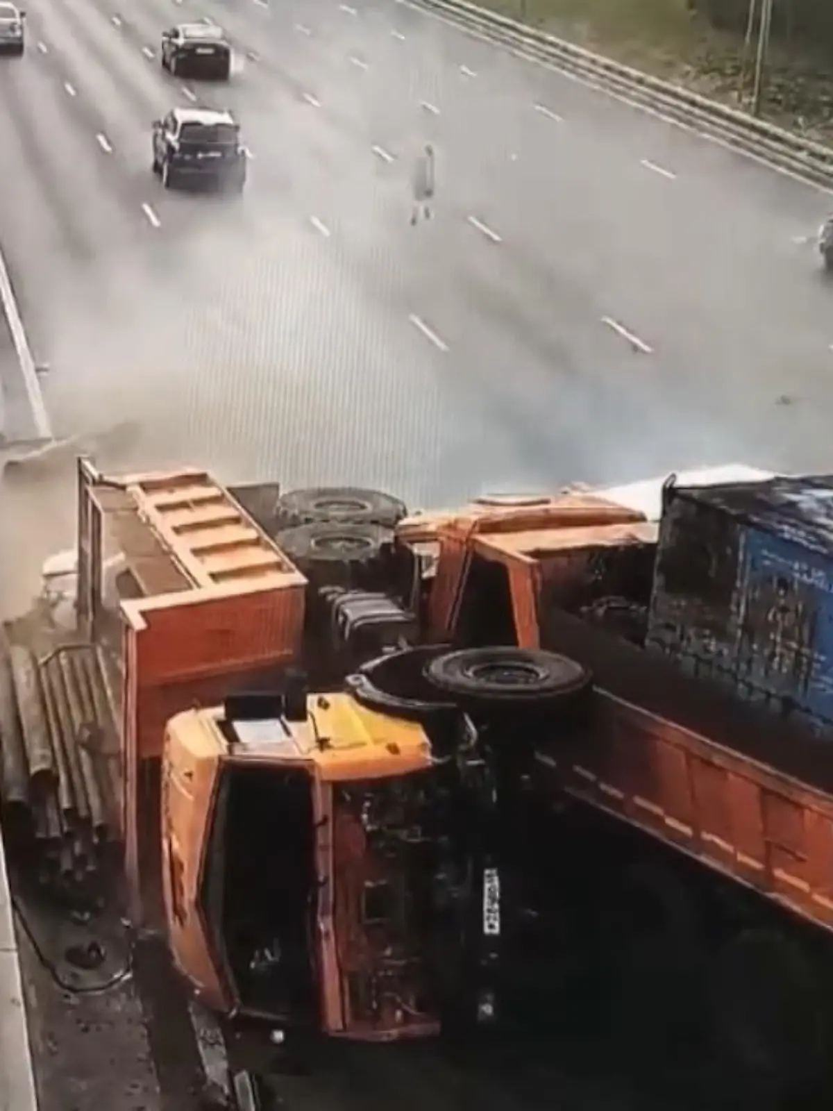 In Russland hat ein einzelnes Rad für eine Massenkarambolage gesorgt. Wo es herkam, ist nicht bekannt, nur, dass es ganz alleine über eine mehrspurige Straße rollt, mit fatalen Folgen.