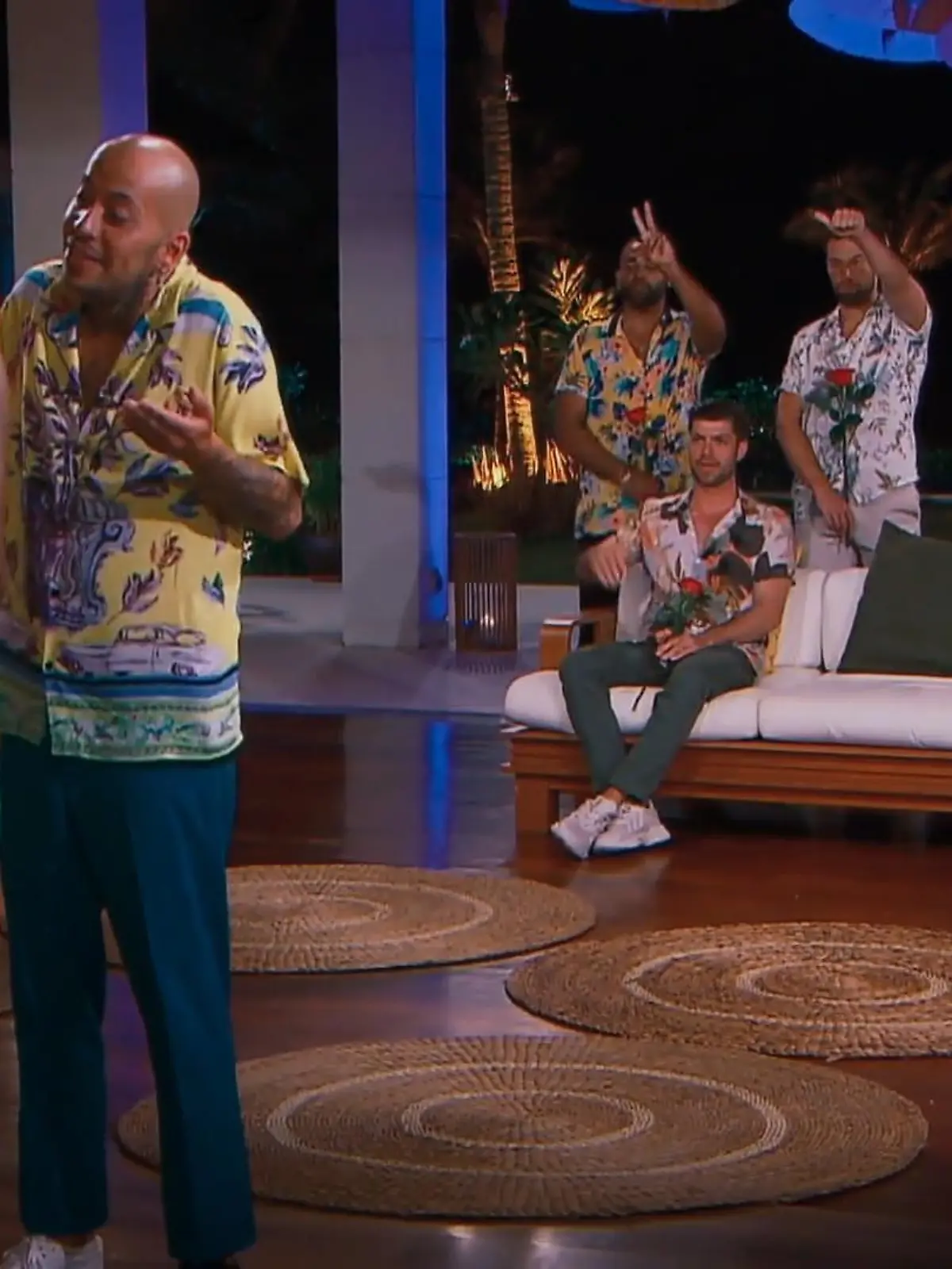 Dominik verabschiedet sich mit einem Gag von der Bachelorette.