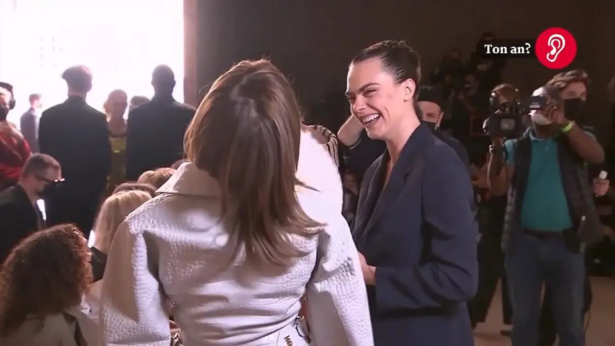 Cara Delevingne gut gelaunt bei der Dior-Fashionshow Im supersexy Look