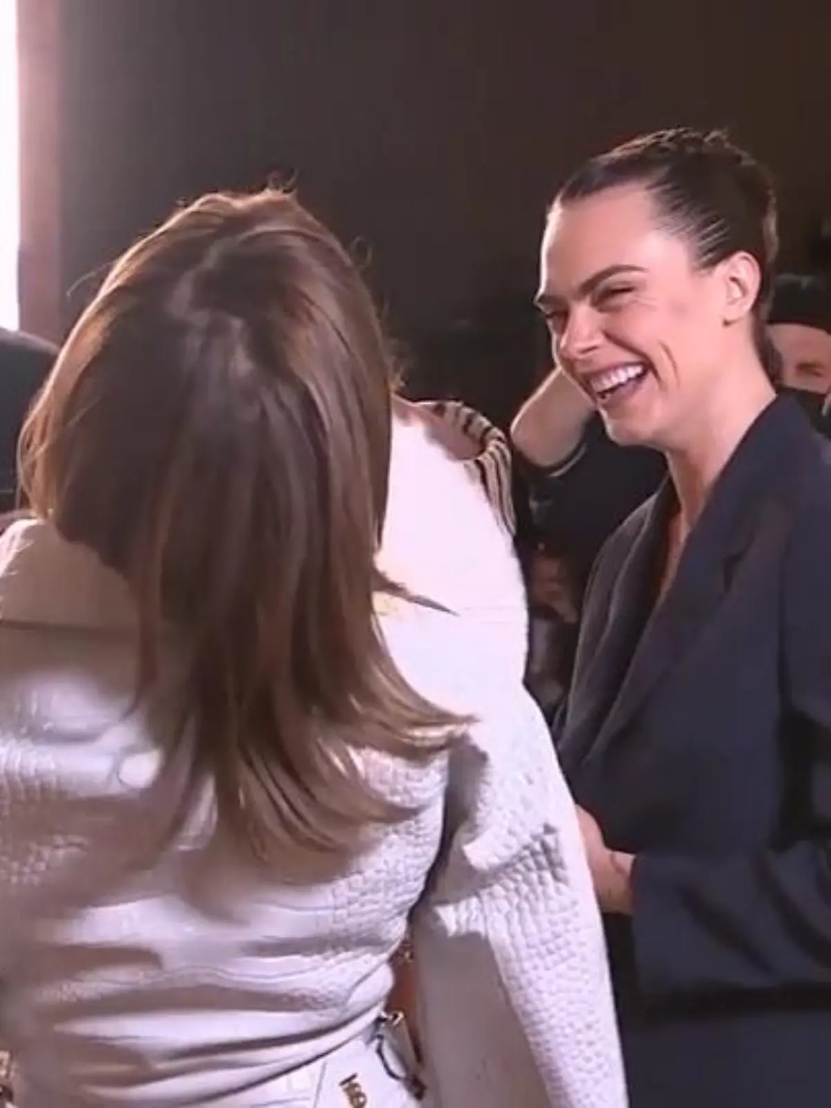 Bild zu: "Cara Delevingne gut gelaunt bei der Dior-Fashionshow"