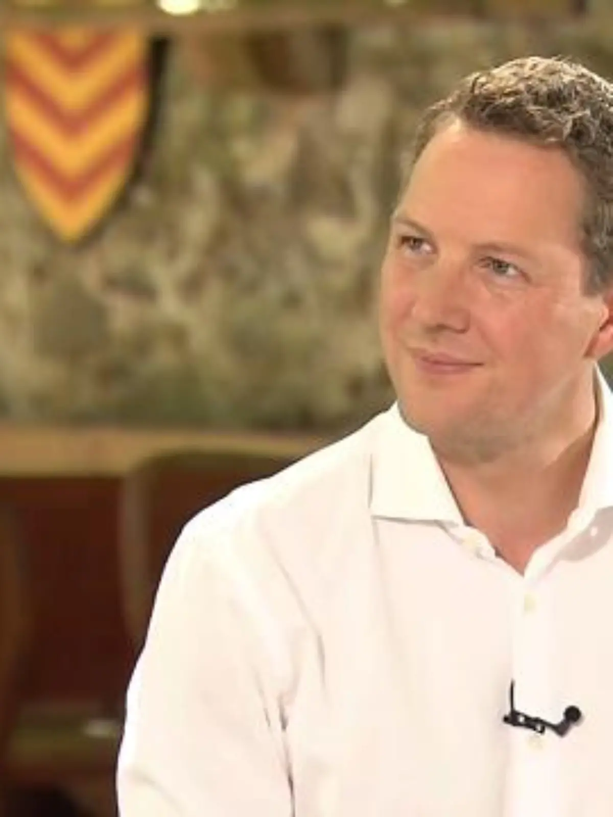 Die RTL Hessen-Sommerinterviews gehen weiter. Am zweiten Tag trifft unser Reporter Michael van Alst den Generalsekretär der SPD, Christoph Degen auf der Ronneburg im Main-Kinzig-Kreis. Bisher stand der 42-Jährige noch nicht so oft in der Öffentlichkeit – das soll sich ab jetzt aber ändern. Wie der studierte Förderschullehrer die Digitalisierung voranbringen möchte und warum er kein großer Fan von Ministerpräsident Boris Rhein ist – im Video.
