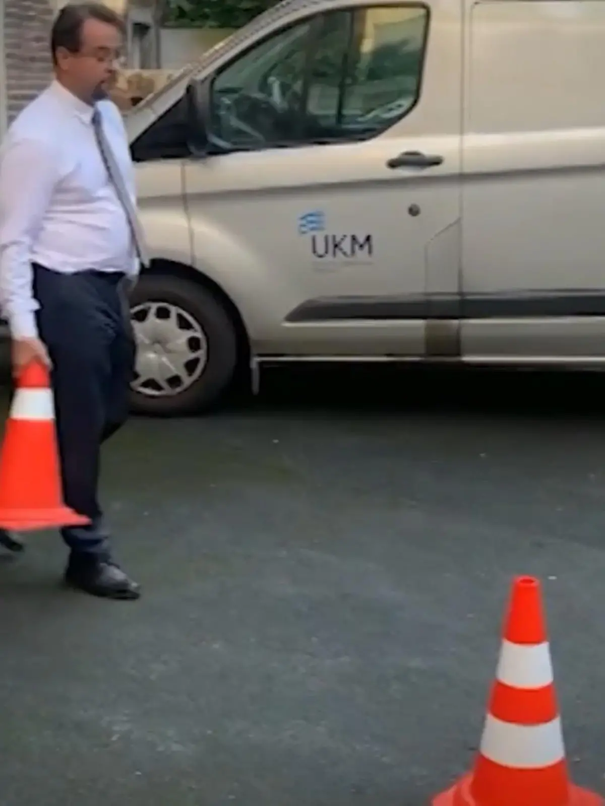 Bild zu: "Jan Josef Liefers meistert die Pylonen-Challenge"