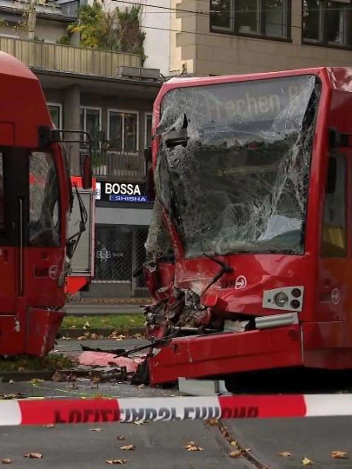 Seit heute muss sich eine Straßenbahnfahrerin vor dem Amtsgericht Köln verantworten. Laut Staatsanwaltschaft trägt sie die Schuld an einem Zusammenstoß zweier Straßenbahnen mit mehr als 20 Verletzten.