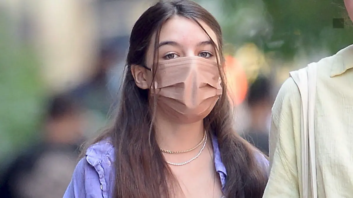 Suri Cruise ist in New York mit Unbekanntem unterwegs Junge Liebe?