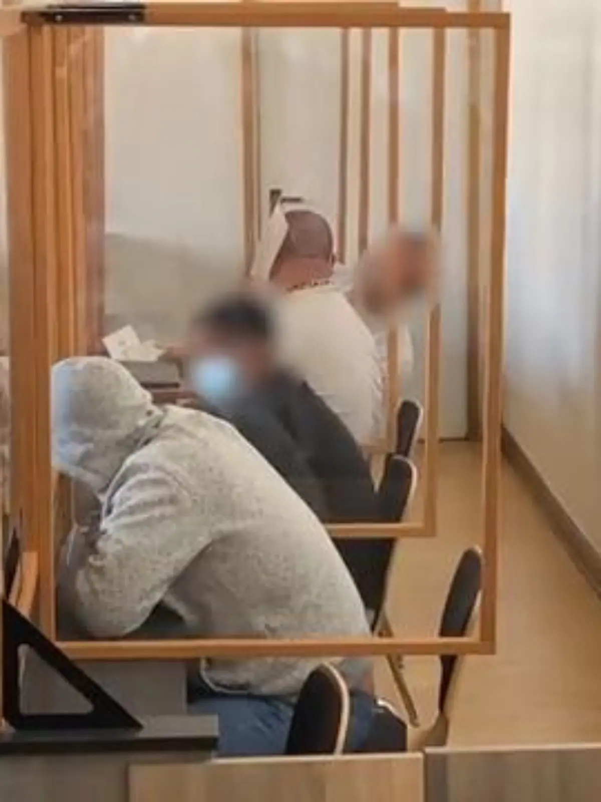 Am Landgericht Duisburg hat heute unter Polizeischutz der Prozess um einen Mord im Rockermilieu begonnen. Sechs Männer sind angeklagt. Sie sollen zur Tatzeit Mitglieder der Hells Angels gewesen sein. Das Opfer war laut Anklage in einem Autoanhänger in Mönchengladbach erschossen und anschließend zerstückelt worden. Die einzelnen Körperteile wurden in Fässern verstaut und mit Beton im Rhein versenkt. Später sind einzelne Leichenteile wieder aufgetaucht. Zum Prozessauftakt schwiegen die Angeklagten.
