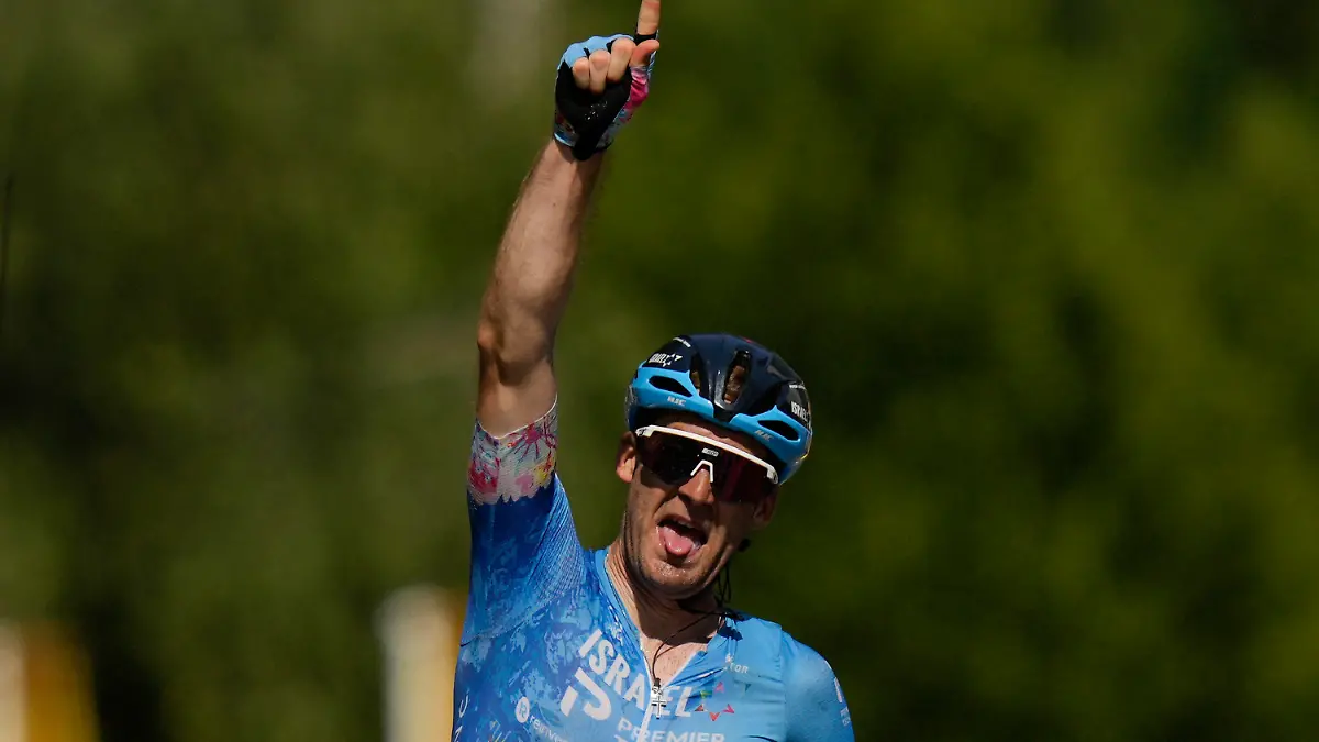 19.07.2022, Frankreich, Foix: Radsport: UCI WorldTour - Tour de France, Carcassonne - Foix (178,50 km), 16. Etappe: Hugo Houle aus Kanada vom Team Israel-Premier Tech zeigt nach seinem Etappensieg zum Himmel und widmet seinen Sieg seinem Bruder Pierrick, der vor fast zehn Jahren von einem betrunkenen Autofahrer getötet wurde. Foto: Thibault Camus/AP/dpa +++ dpa-Bildfunk +++